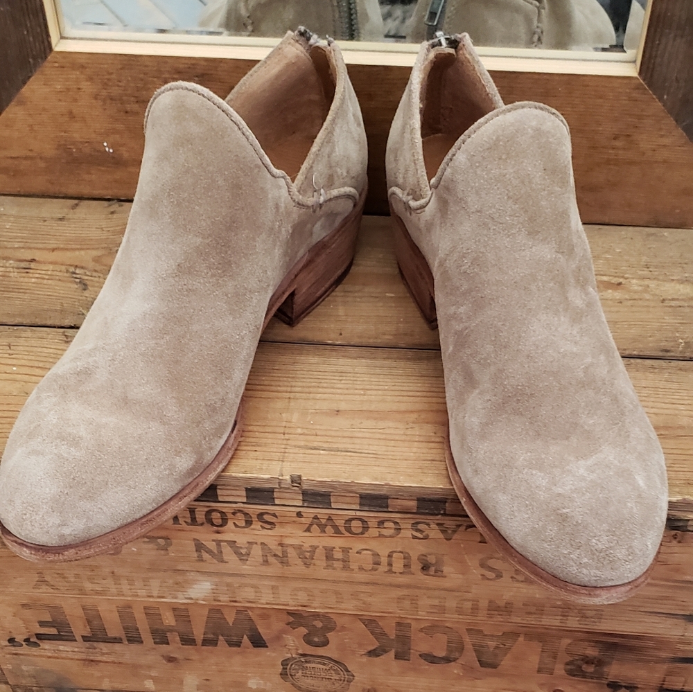 NWOT Frye ankle boots